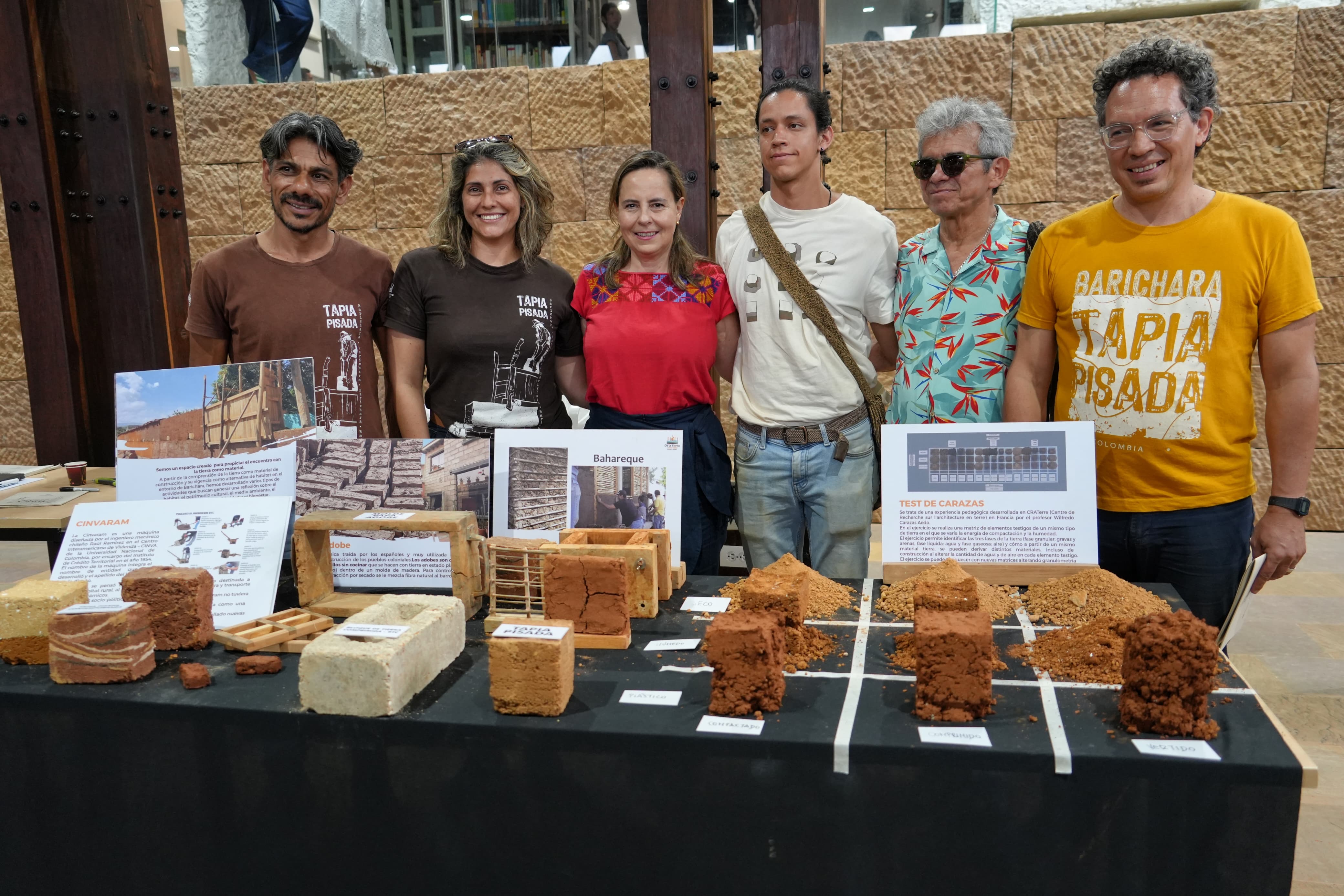 FOTOGRAFÍA MINISTRA DE VIVIENDA HELGA MARÍA RIVAS JUNTO A PARTICIPANTES DEL FORO
