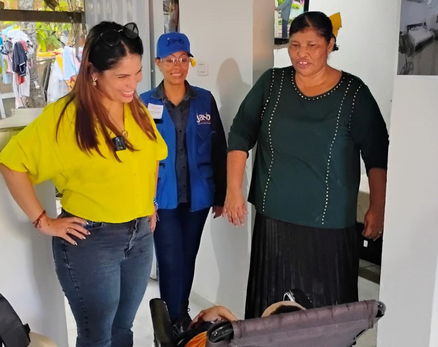 FOTOGRAFÍA, VICEMINISTRA DE VIVIENDA AYDÉE MARSIGLIA BELLO EN ENTREGA DE MEJORAMIENTO A BENEFICIARIOS