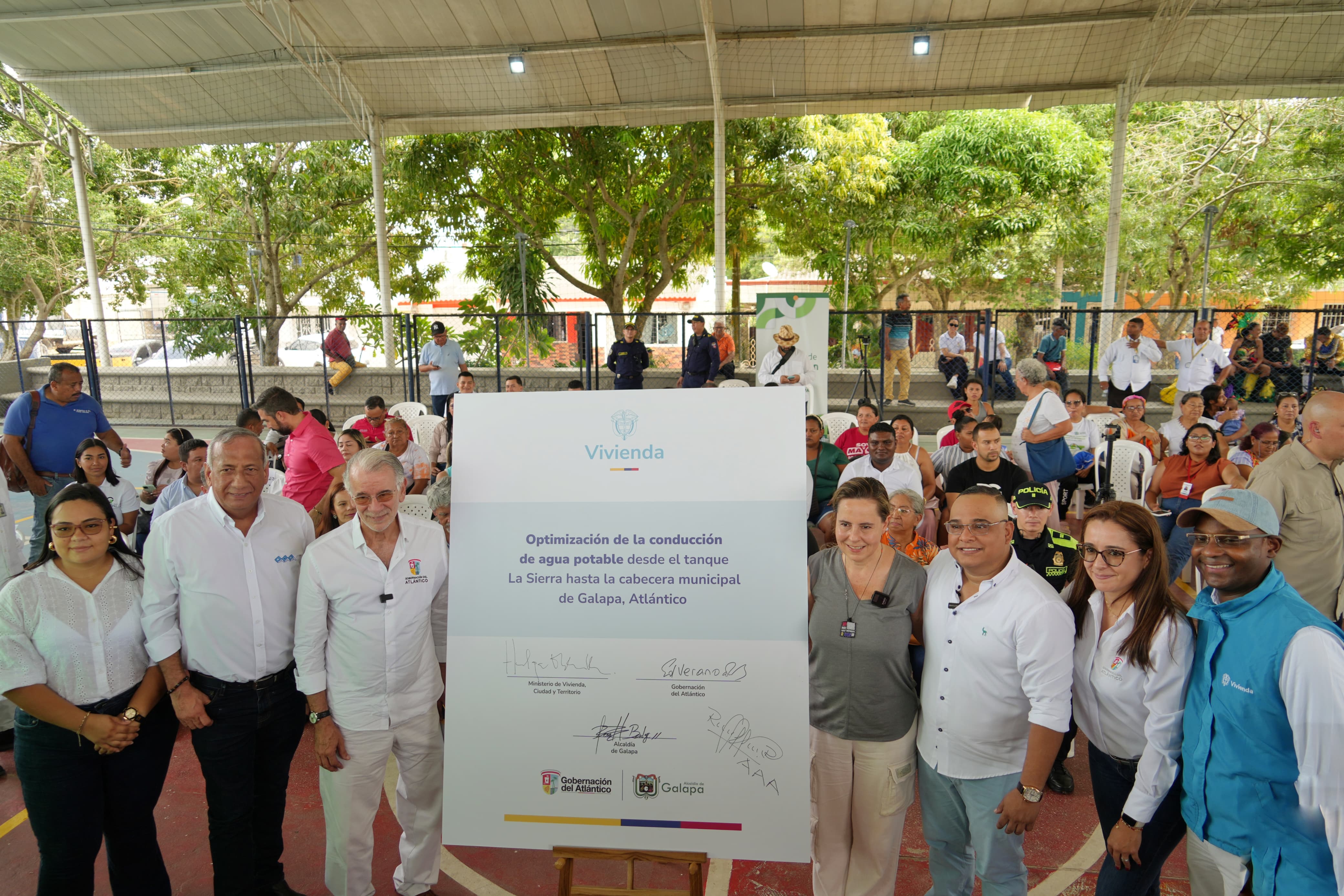 FOTOGRAFÍA MINISTRA HELGA RIVAS; EL GOBERNADOR DEL ATLÁNTICO, EDUARDO VERANO DE LA ROSA; Y EL ALCALDE DE GALAPA, FABIÁN ALBERTO BONETT BERDUGO EN FIRMA DE CONVENIO.