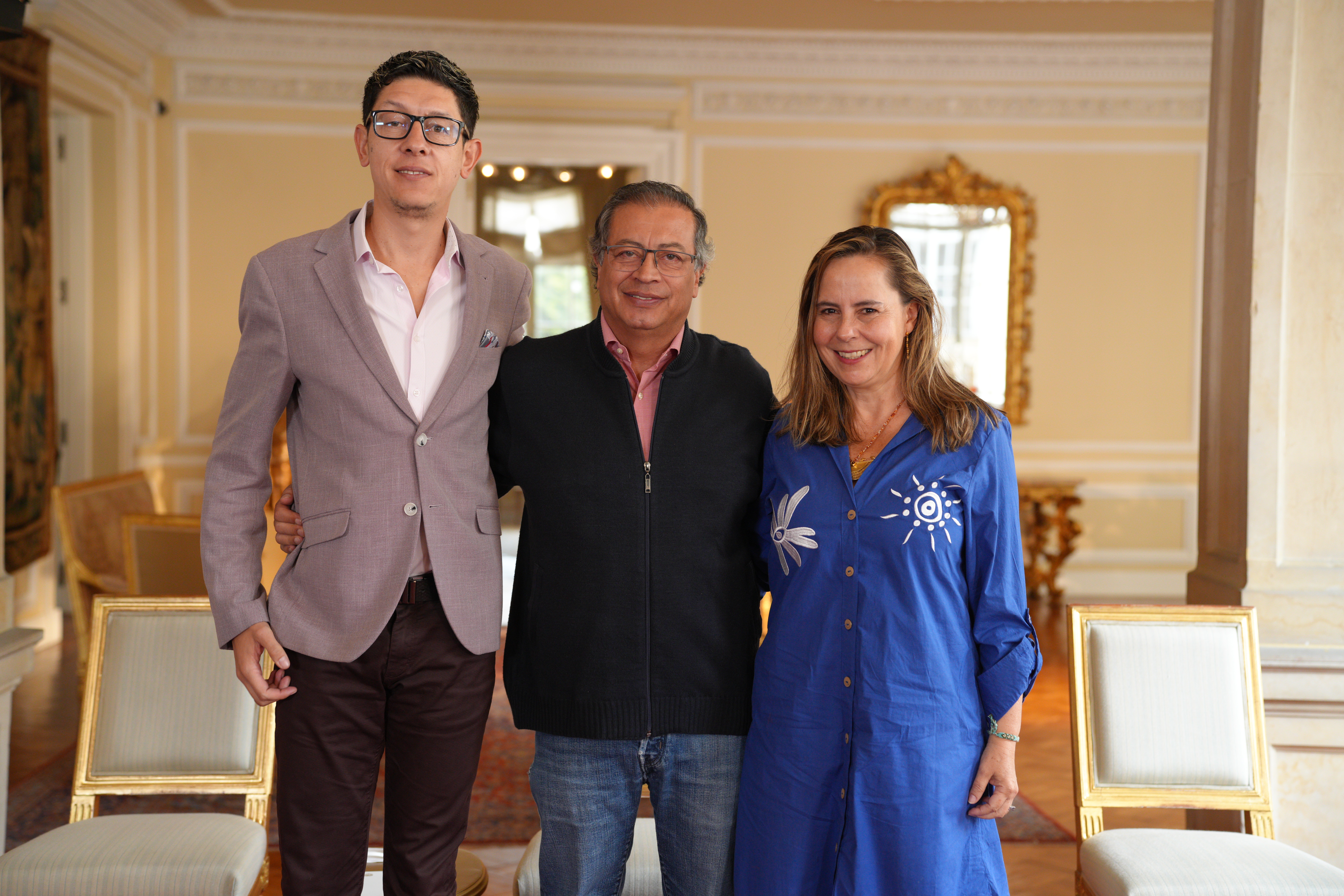 Presidente Gustavo Petro con la ministra de Vivienda, Helga Rivas, y el ministro de Educación, Daniel Rojas. Foto: cortesía Presidencia de la República.