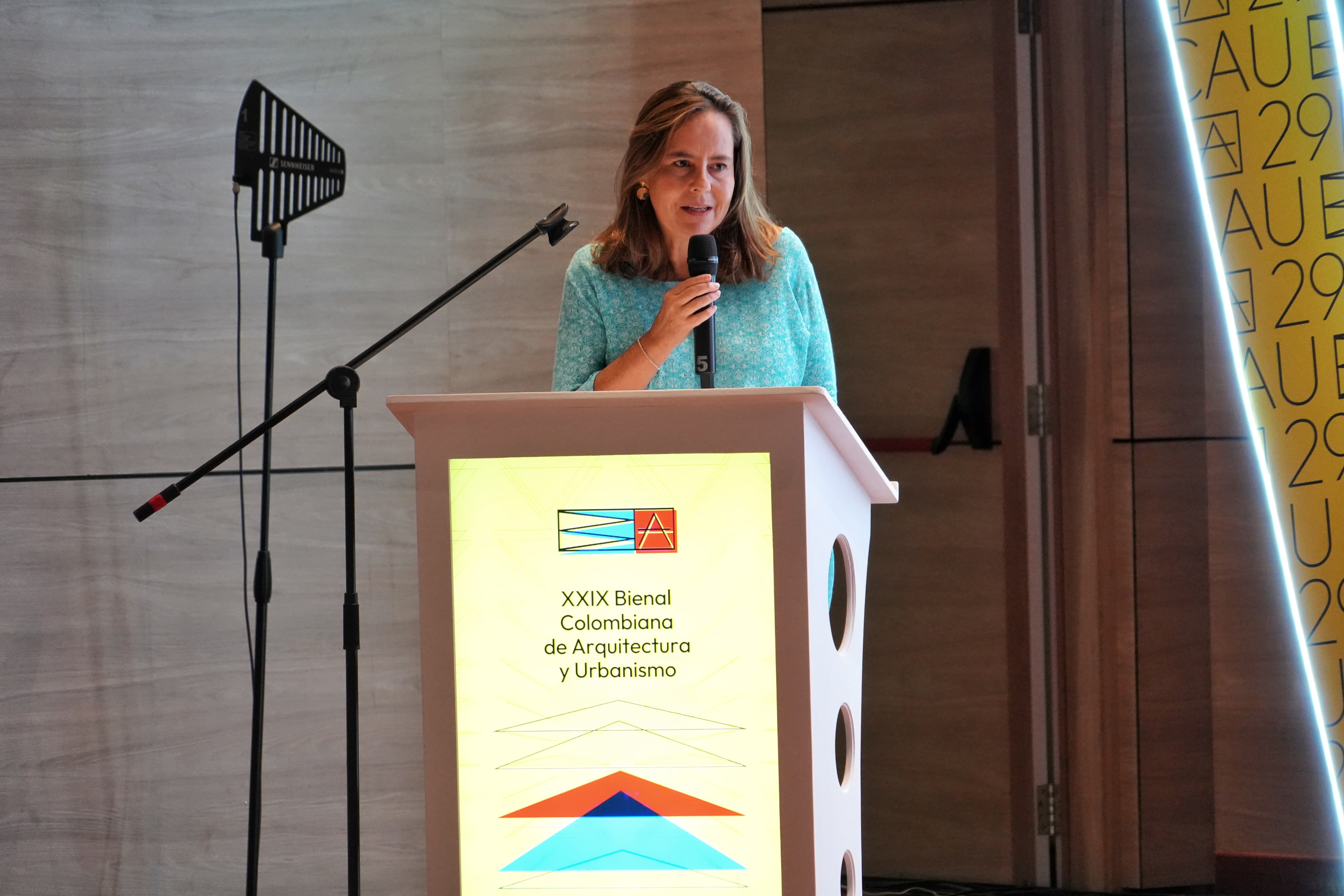 fotografia ministra de Vivienda, Ciudad y Territorio en su participación en la Bienal