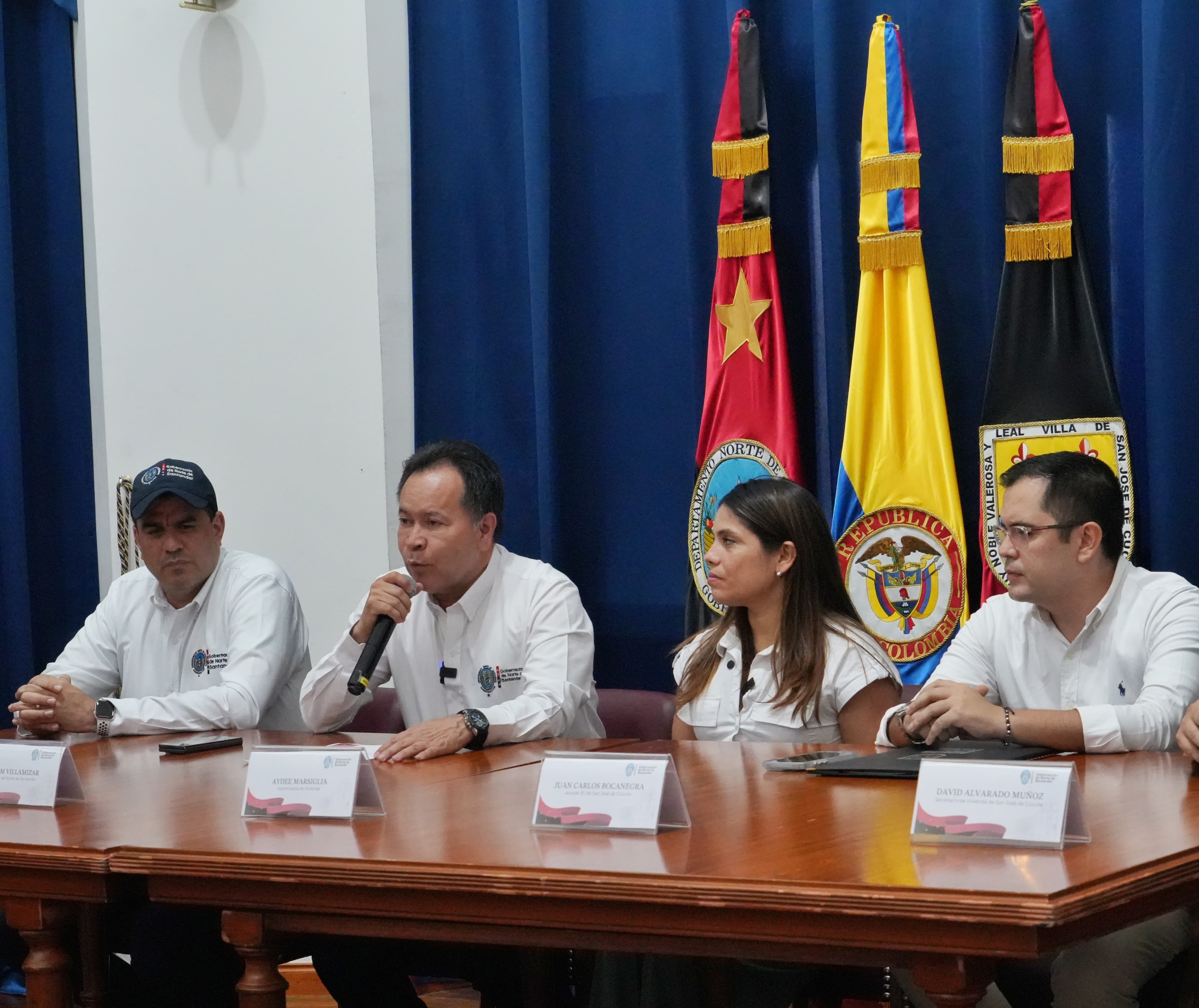 FOTOGRAFÍA VICEMINISTRA DE VIVIENDA, AYDEÉ MARSIGLIA CON EL GOBERNADOR DE NORTE DE SANTANDER, Y CON EL ALCALDE DE CÚCUTA