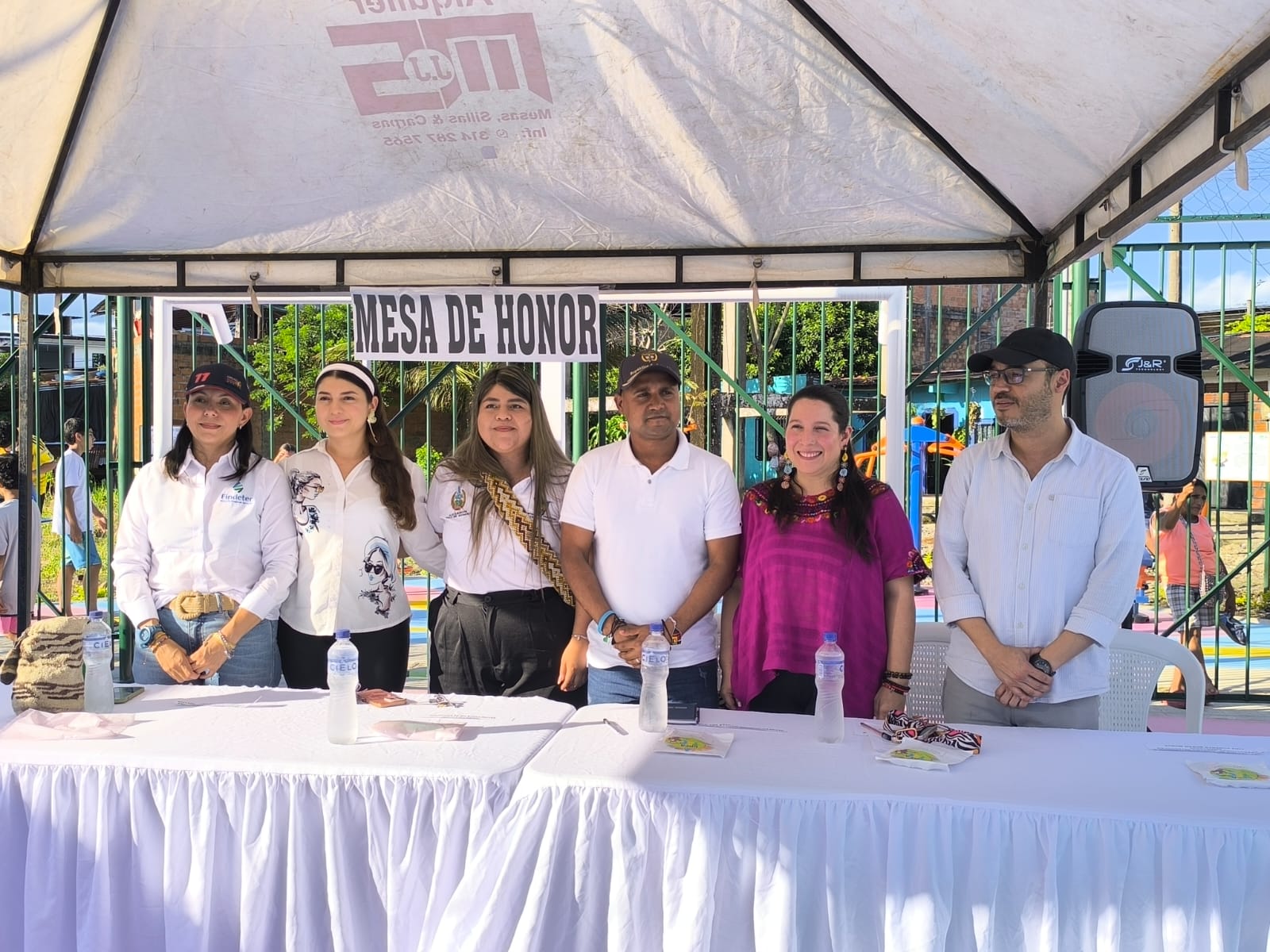FOTOGRAFÍA EQUIPO DE MINISTERIO DE VIVIENDA Y FINDETER EN EVENTO BARRIOS DE PAZ