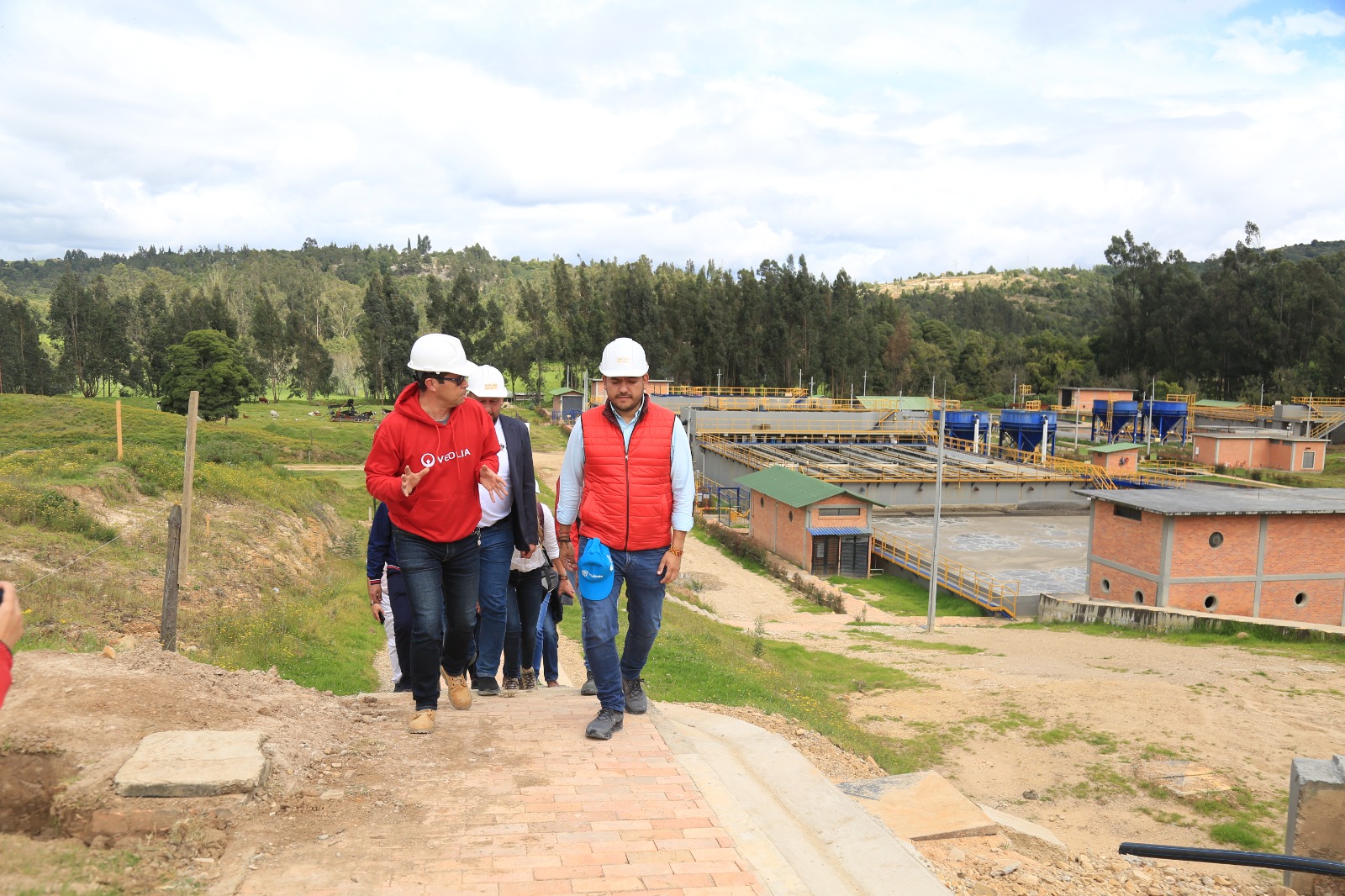 FOTOGRAFÍA VISITA TÉCNICA DEL EQUIPO DE MINVIVIENDA EN BOYACÁ, PARA LA CONSTRUCCIÓN DE LA FASE 5 DE LA PLANTA DE AGUAS RESIDUALES (PTAR).