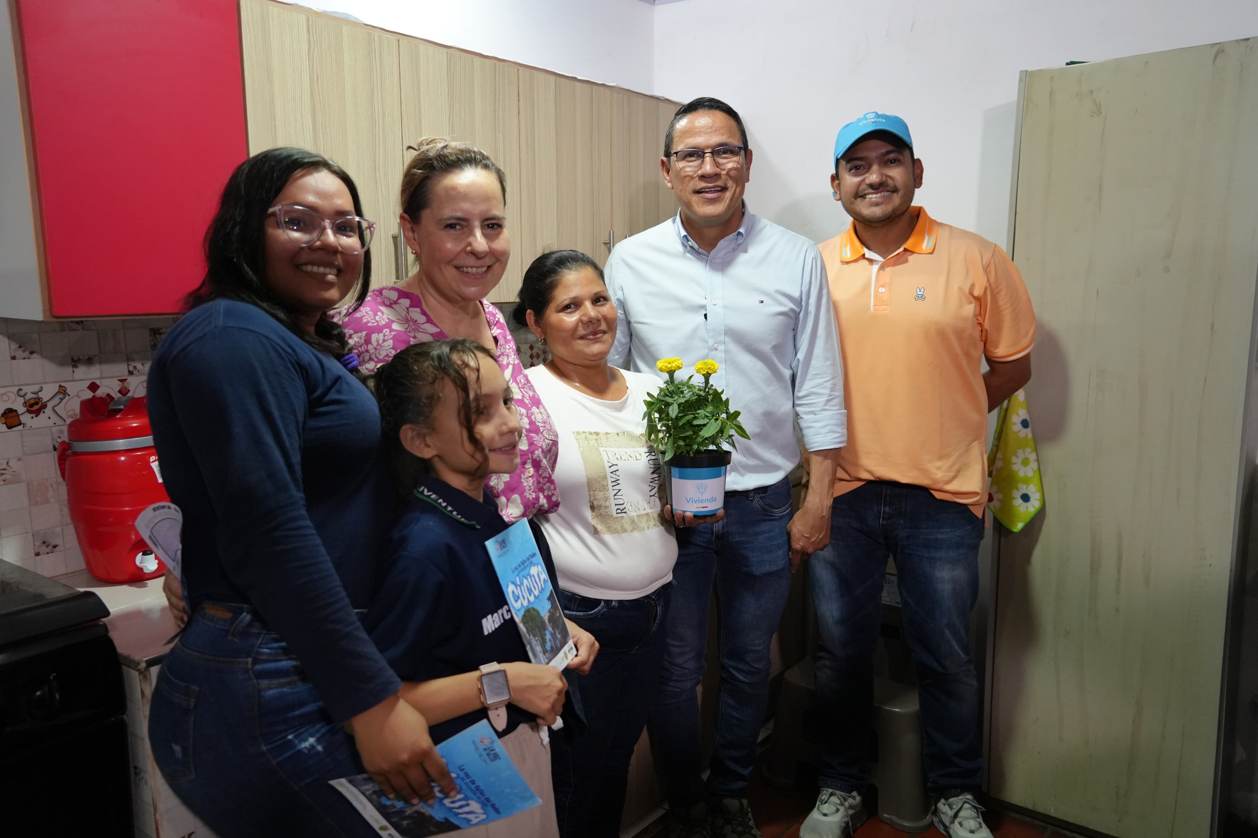 FOTOGRAFÍA MINISTRA DE VIVIENDA HELGA MARÍA RIVAS, VICEMINISTRO DE AGUA EDWARD LIBREROS Y SANEAMIENTO BÁSICO Y REPRESENTANTES DE LA ALCALDÍA DE CÚCUTA EN ENTREGA DE VIVIENDA A BENEFICIARIA OMAIRA BLANCO