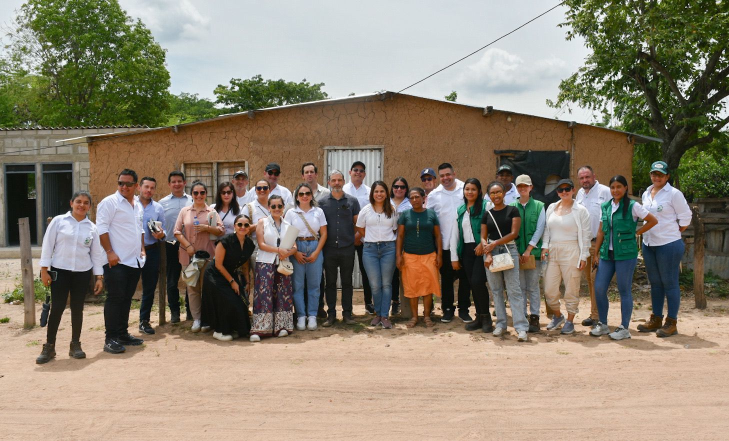 FOTOGRAFIA VICEMINISTRA DE VIVIENDA, AYDEÉ MARSIGLIA BELLO, DURANTE ENTREGA DE MEJORAIENTOS DE VIVIENDA EN EL CORREGIMIENTO LOS VENADOS DE VALLEDUPAR