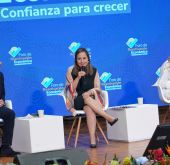 Imagen de la Ministra de Vivienda Helga María Rivas, interviniendo en el Foro de Reactivación Económica.