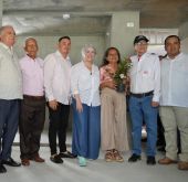Ministra de Vivienda, Catalina Velasco, con las familias beneficiadas con vivienda nueva en Gigante, Huila. Foto: Sharon Durán (archivo MVCT).