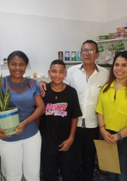 FOTOGRAFÍA, VICEMINISTRA DE VIVIENDA AYDÉE MARSIGLIA BELLO EN ENTREGA DE MEJORAMIENTO A BENEFICIARIOS