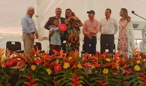 El presidente Iván Duque y el ministro de Vivienda, Jonathan Malagón, durante entrega de viviviendas en Popayán. Foto: Yohana Cabrera (MVCT).