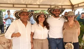 FOTOGRAFÍA MINISTRA DE VIVIENDA HELGA MARÍA RIVAS Y VICEMINISTRA DE VIVIENDA AYDEE MARSIGLIA BELLO, JUNTO CON EL GOBERNADOR DE CÓRDOBA ERASMO ELÍAS ZULETA BECHARA EN FIRMA DE CONVENIO PARA MEJORAMIENTOS DE VIVIENDA