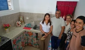 FOTOGRAFÍA VICEMNISTRA DE VIVIENDA AYDEE MARSIGLIA BELLO EN ENTREGA DE MEJORAMIENTO EN SANTA MARTA