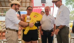 FOTOGRAFIA COMUNICADO ENTREGA DE PRIMERA VIVIENDA A DAMINIFICADA EN QUIMBAYA, QUINDIO 01