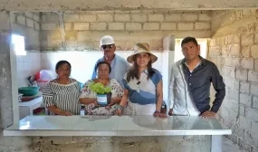 FOTOGRAFÍA VICEMINISTRA DE VIVIENDA AYDEÉ MARSIGLIA BELLO EN ENTREGAS DE MEJORAMIENTOS EN LA GUAJIRA