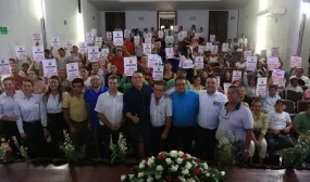 FOTOGRAFÍA MINVIVIENDA CUMPLIENDO CON LA ENTREGA DE TITULACIÓN DE PREDIOS
