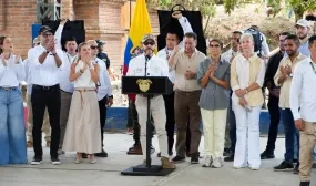 FOTOGRAFIA COMUNICADO GOBIERNO ENTREGA LA PRIMERA CASA PARA DAMNIFICADOS DEL TERREMOTO EN BUGA, VALLE DEL CAUCA 01
