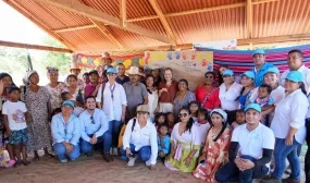FOTOGRAFÍA MINISTRA DE VIVIENDA HELGA RIVAS EN ENTREGA DE MEJORAMIENTOS EN RIOACHA, LA GUAJIRA