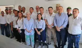 Ministra de Vivienda, Catalina Velasco, se reúne con Gobernadora (e) de La Guajira, Diala Wilches, autoridades locales, representantes de Veolia e integrantes de la Fuerza Pública. Foto: Sharon Durán (MVCT)