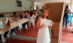 Invitamos a ejercer su derecho al voto a pesar de la lluvia Elsa Noguera Invitamos a ejercer su derecho al voto a pesar de la lluvia Elsa Noguera