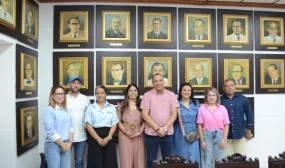 FOTOGRAFÍA VICEMINISTRA DE VIVIENDA, AYDEÉ MARSIGLIA BELLO, EL RECTOR DE LA UNIVERSIDAD DE CARTAGENA, WILLIAM MALKÚN CASTILLEJO JUNTO CON LA ALCALDÍA DE PROVIDENCIA EN ACUERDO PARA LA CONSTRUCCIÓN DE 100 VIVIENDAS EN EL MUNICIPIO