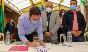 Firma de entrega de título gratuito. Foto: Alcaldía de Pasto