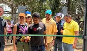 FOTOGRAFIÁ, VICEMINISTRO DE AGUA Y SANEAMIENTO BÁSICO, EDWARD LIBREROS EN INAUGURACIÓN DEL SISTEMA DE CAPTACIÓN DE AGUAS LLUVIAS PARA LA COMUNIDAD INDÍGENA DE CARURÚ, EN EL DEPARTAMENTO DE VAUPÉS