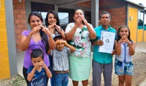 Cientos de familias en Fusagasuga dormiran desde manana en su casa propia Cientos de familias en Fusagasuga dormiran desde manana en su casa propia