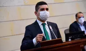 El ministro de Vivienda, Jonathan Malagón, durante la aprobación de la Ley de Vivienda y Hábitat en la plenadria del Senado.