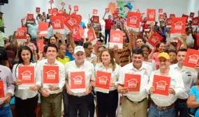 Un total de 620 familias recibieron hoy los titulos de propiedad de sus viviendas Un total de 620 familias recibieron hoy los titulos de propiedad de sus viviendas