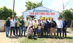FOTOGRAFIA EQUIPO DE DIRECCIÓN DE POLÍTICA Y REGULACIÓN DEL MINISTERIO DE VIVIENDA EN PLATO MAGDALENA