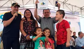 326 familias quindianas recibieron de manos del Vicepresidente las llaves de su casa propia 326 familias quindianas recibieron de manos del Vicepresidente las llaves de su casa propia