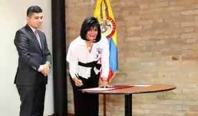 Maria Cristina Londono se posesiona como la primera mujer presidenta del Fondo Nacional del Ahorro Maria Cristina Londono se posesiona como la primera mujer presidenta del Fondo Nacional del Ahorro