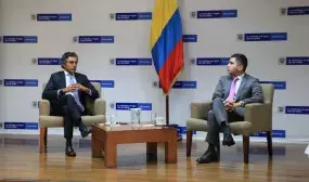 aimur Samad, líder del Programa de Infraestructura y Desarrollo Sostenible del Banco Mundial, y Jonathan Malagón, ministro de Vivienda, Ciudad y Territorio. Foto: Yunet Bernal (MVCT)