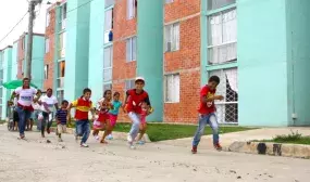 Beneficiarios de casas gratis en Sincelejo celebran los dos anos de su conjunto en comunidad Beneficiarios de casas gratis en Sincelejo celebran los dos anos de su conjunto en comunidad