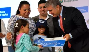 Primeras familias beneficiarias de Semillero de Propietarios recibieron la tarjeta-llave de su nuevo hogar de manos del Presidente de la Republica Primeras familias beneficiarias de Semillero de Propietarios recibieron la tarjeta-llave de su nuevo hogar de manos del Presidente de la Republica