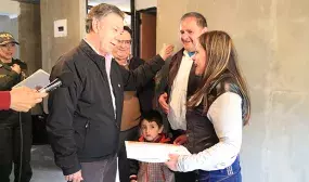 Familias ahorradoras en Pasto recibieron 170 viviendas de manos del Presidente Santos Familias ahorradoras en Pasto recibieron 170 viviendas de manos del Presidente Santos