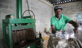 El decreto 596 busca proteger y promover la actividad de aprovechamiento desarrollada por las organizaciones de recicladores de oficio. Foto: Sharon Durán (archivo MVCT).