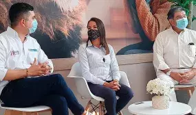 "Estoy muy feliz, porque adquirir vivienda propia es un sueño hecho realidad”, le dijo la beneficiaria, Yineth Silva, al ministro de Vivienda, Jonathan Malagón. Foto: Sharon Durán (MVCT)