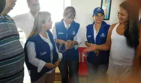Con gorra y chaleco del ejercito azul Ministra Noguera atiende a beneficiarios de viviendas gratis en Sincelejo Con gorra y chaleco del ejercito azul Ministra Noguera atiende a beneficiarios de viviendas gratis en Sincelejo