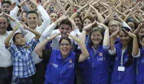 Mas de 1500 familias desplazadas recibieron hoy una vivienda gratis en Medellin Antioquia Mas de 1500 familias desplazadas recibieron hoy una vivienda gratis en Medellin Antioquia