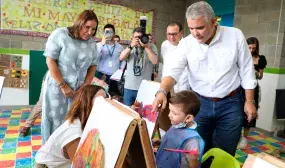 La ministra de Vivienda, Susana Correa, y el presidente de la República, Iván Duque, durante la entrega del colegio y el CDI en Girardot. Foto: René Valenzuela (MVCT)