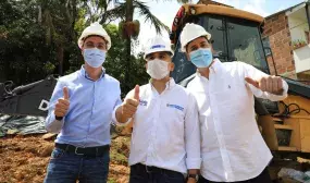 Juan David Palacio Cardona, director Área Metropolitana de Medellín; Jonathan Malagón, ministro de Vivienda, y Juan Sebastián Abad, alcalde del municipio de La Estrella. Foto: René Valenzuela (MVCT)