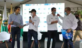 El alcalde de Medellín, Daniel Quintero; el ministro de Vivienda, Jonathan Malagón; el vicemistro de Agua, Jose Luis Acero, y el gerente de EPM, Jorge Carrillo, durante el anuncio de las conexiones de acceso al agua. Foto: René Valenzuela (MVCT)
