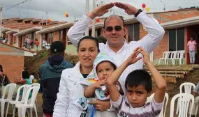 Hoy 117 familias damnificadas por ola invernal recibieron sus nuevas viviendas en la Urbanizacion El Remanso en Pereira Hoy 117 familias damnificadas por ola invernal recibieron sus nuevas viviendas en la Urbanizacion El Remanso en Pereira