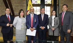 El Ministro de Vivienda es condecorado por su aporte a soldados y policias colombianos El Ministro de Vivienda es condecorado por su aporte a soldados y policias colombianos