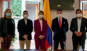 De izquierda a derecha: Secretaria de Transparencia, BeatrizLondoño; Ministro de Vivienda, Jonathan Malagón; Vicepresidente de la República, Marta Lucía Ramirez; Director de Colombia Compra Eficiente, Andrés O´Meara; Viceministro de Agua, Jose Luis Acero. Foto: Colombia Compra Eficiente.
