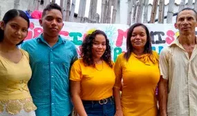 Familia beneficiaria de conexiones Intradomicialiarias - Foto: Cortesía Alcaldía de Astrea.