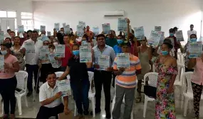 Familias beneficiadas con la titulación de su predio en San Sebastián de Buenavista - Magdalena. Foto: Archivo prensa (MVCT)