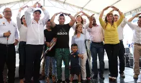 Gobierno Nacional le cumplio el sueno de tener casa propia al medallista olimpico Luis Javier Mosquera Gobierno Nacional le cumplio el sueno de tener casa propia al medallista olimpico Luis Javier Mosquera