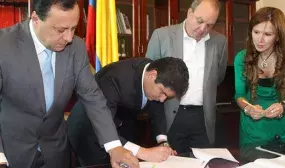 Con importantes reformas para el sector de la construcción Minvivienda radicará este lunes nuevamente ante el Congreso el Proyecto de Ley ‘Viviendas seguras’ Con importantes reformas para el sector de la construcción Minvivienda radicará este lunes nuevamente ante el Congreso el Proyecto de Ley ‘Viviendas seguras’